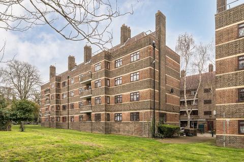 3 bedroom flat to rent, Poynders Gardens, London SW4