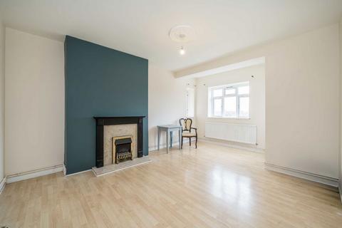 3 bedroom flat to rent, Poynders Gardens, London SW4