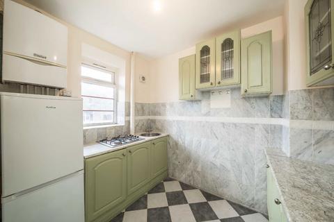 3 bedroom flat to rent, Poynders Gardens, London SW4