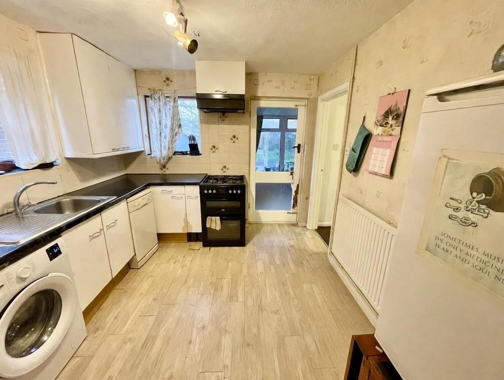 Kitchen 2.jpg