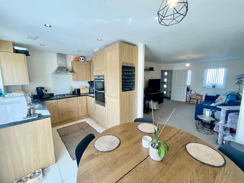 Kitchen 2.jpg