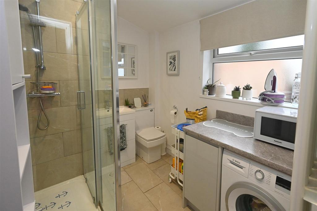 Utility shower room.JPG