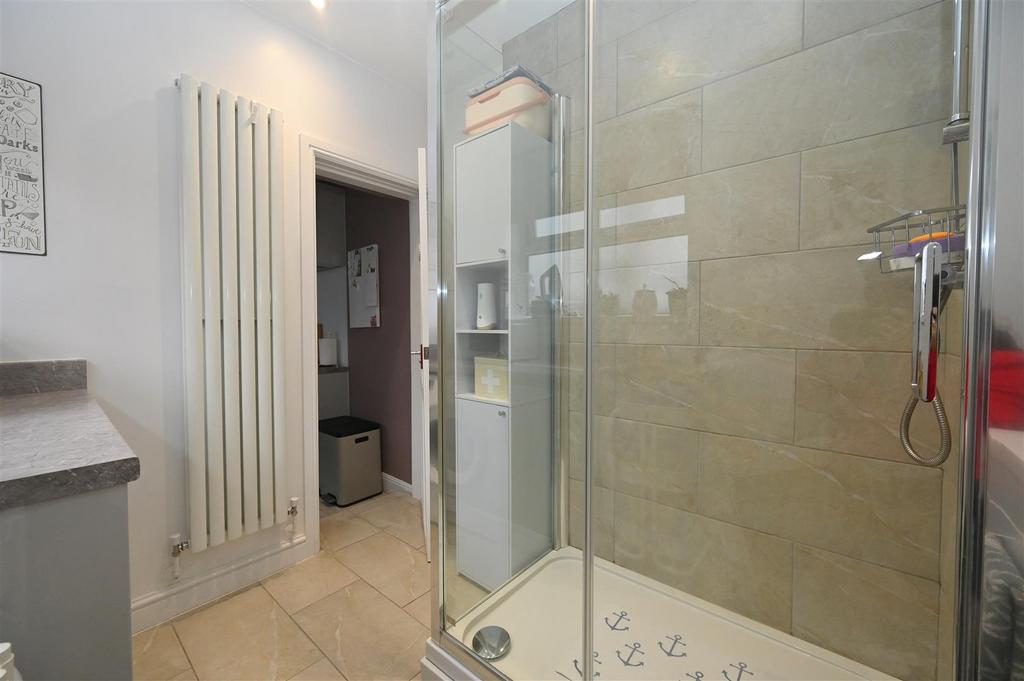 Utility shower room1.JPG