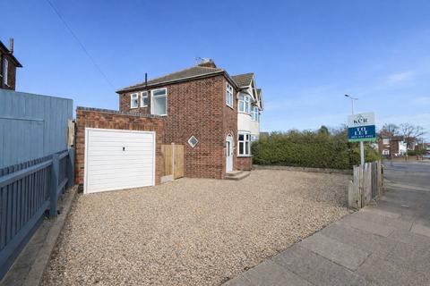 3 bedroom semi-detached house to rent, Glenfield road, Leicester LE3