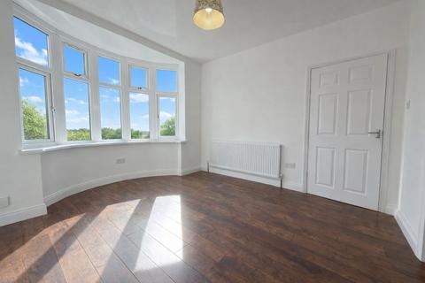 3 bedroom semi-detached house to rent, Glenfield road, Leicester LE3