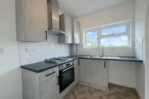 3 bedroom semi-detached house to rent, Glenfield road, Leicester LE3