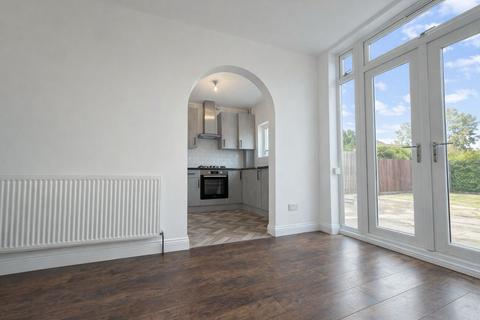 3 bedroom semi-detached house to rent, Glenfield road, Leicester LE3