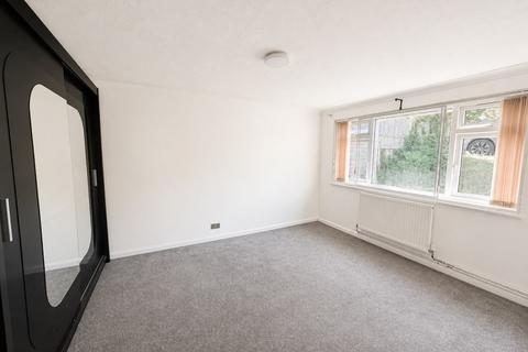 4 bedroom semi-detached house to rent, Mayhew Crescent, H13