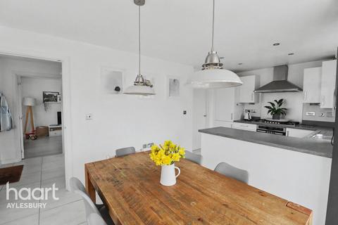 4 bedroom detached house for sale, Cheddington Grove, Aylesbury