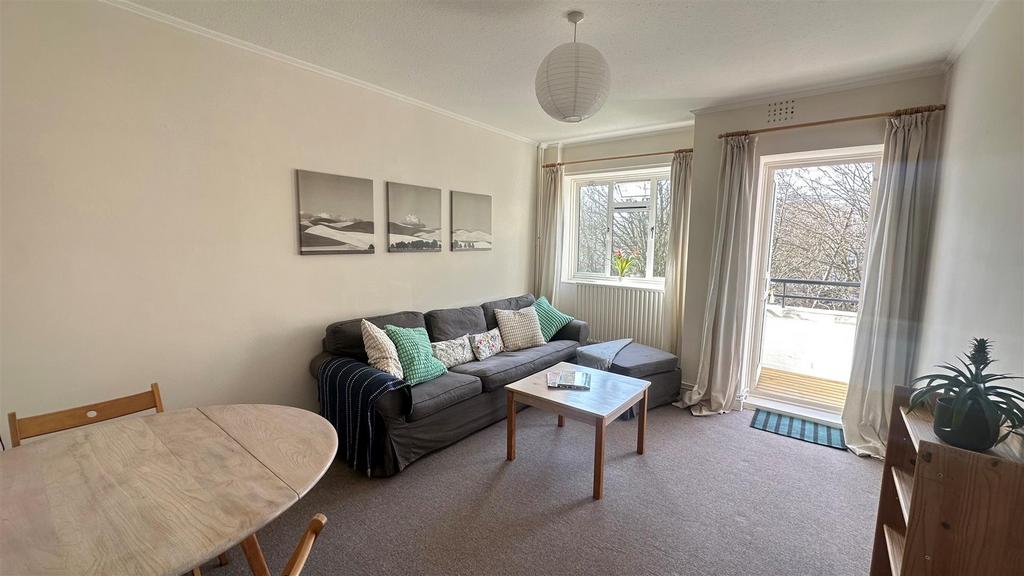 Rollo Ct, Living room