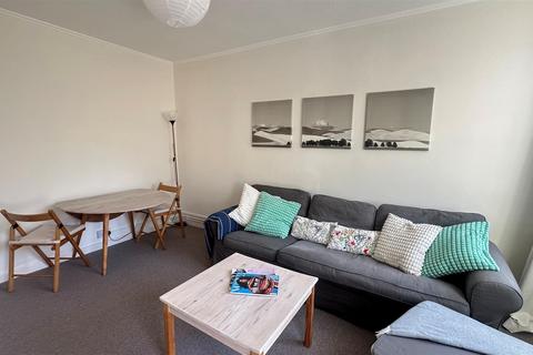1 bedroom flat to rent, Rollo Court, London SW11