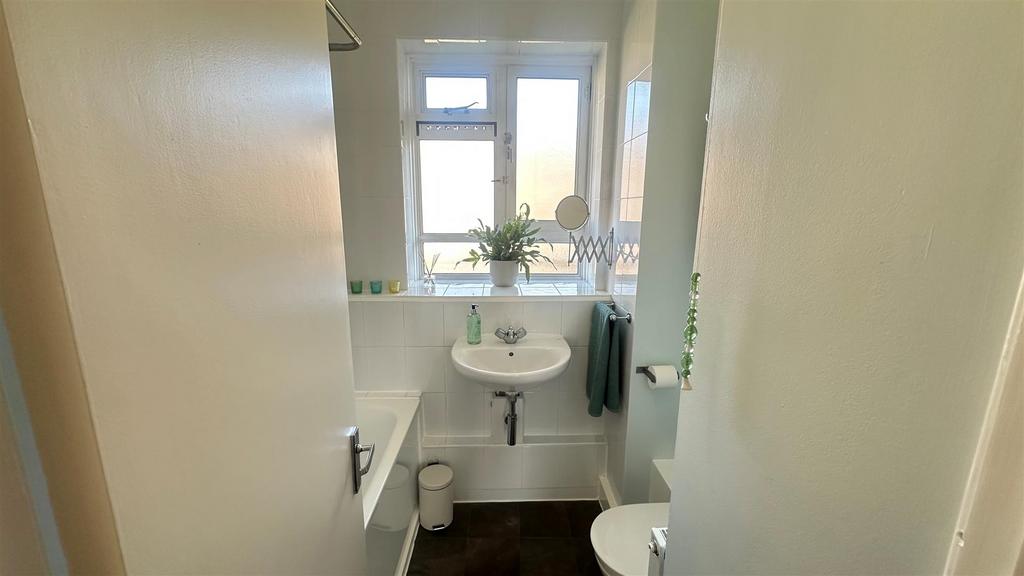 Rollo Ct, Bathroom