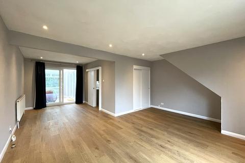 3 bedroom terraced house to rent, Home Park, Hurst Green RH8