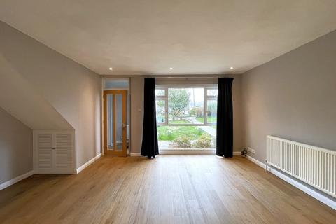 3 bedroom terraced house to rent, Home Park, Hurst Green RH8