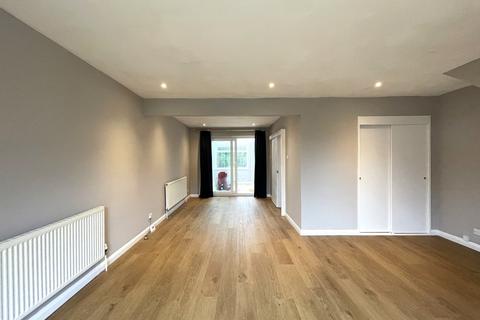 3 bedroom terraced house to rent, Home Park, Hurst Green RH8