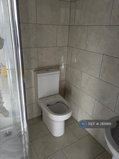 1 bedroom in a house share to rent, Beechwood Gardens, Ilford, IG5