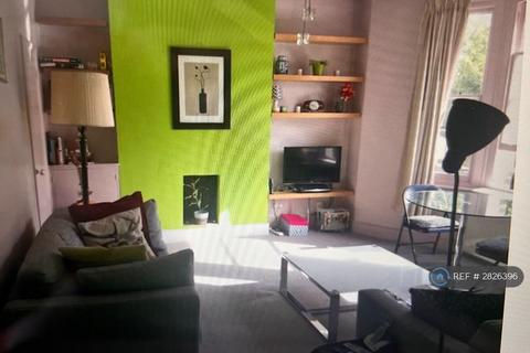 3 bedroom flat to rent, Arlingford Road, London, SW2