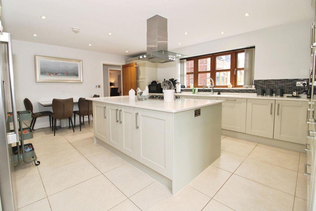 Kitchen &amp; Breakfast