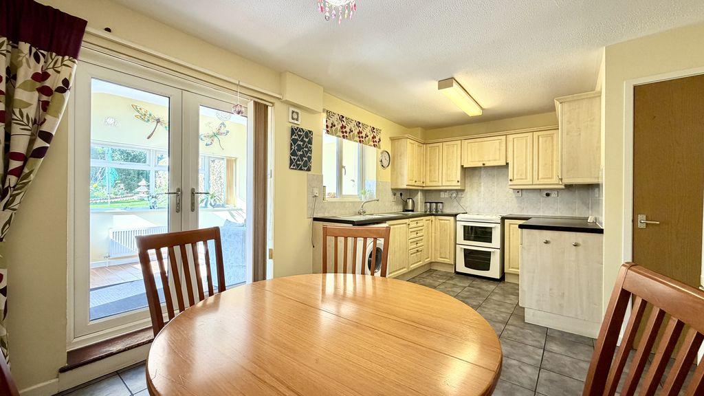 Kitchen/Dining Area