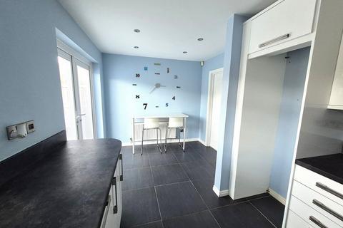 3 bedroom semi-detached house to rent, Monsaldale Close, Walsall WS8