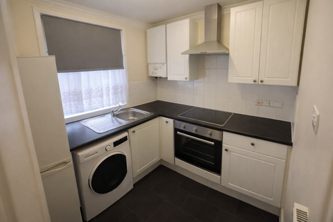 2 bedroom apartment to rent, Crescent Parade, Uxbridge, UB10