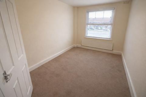 2 bedroom apartment to rent, Crescent Parade, Uxbridge, UB10