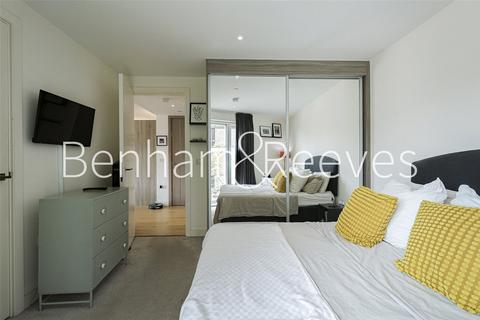undefined, Duke of Wellington Avenue, London SE18