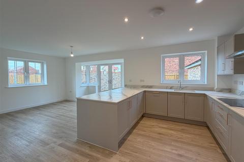4 bedroom detached house for sale, Daisy Lane, Kennett