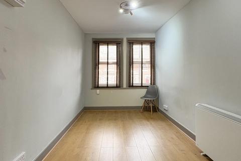 Studio to rent, Iverson Road