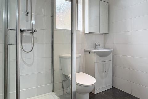 Studio to rent, Iverson Road