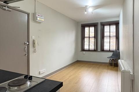 Studio to rent, Iverson Road