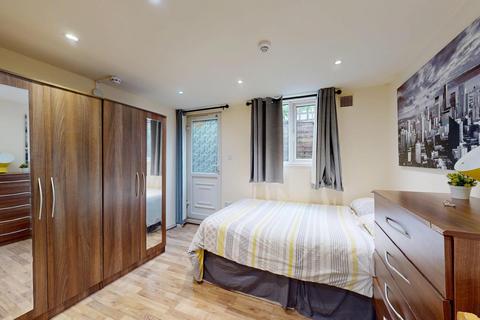 Studio to rent, Ash Grove
