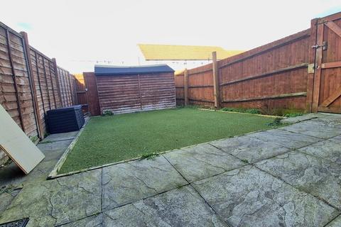 3 bedroom end of terrace house to rent, Halcrow Avenue, Dartford