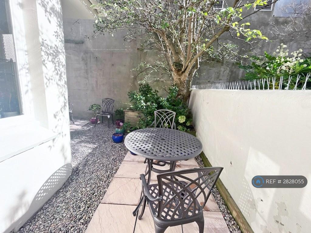 Garden Patio - Seating For 7
