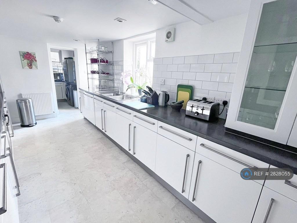 Fully Fitted And Equipped - Kitchenware Provided