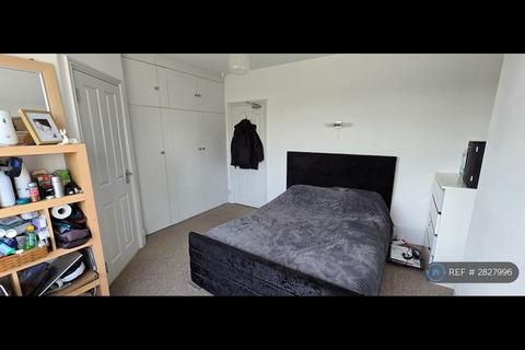 1 bedroom in a house share to rent, New Haw Road, Addlestone, KT15