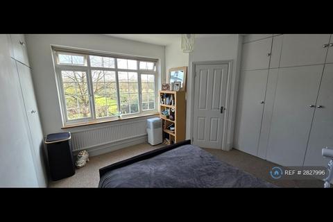 1 bedroom in a house share to rent, New Haw Road, Addlestone, KT15