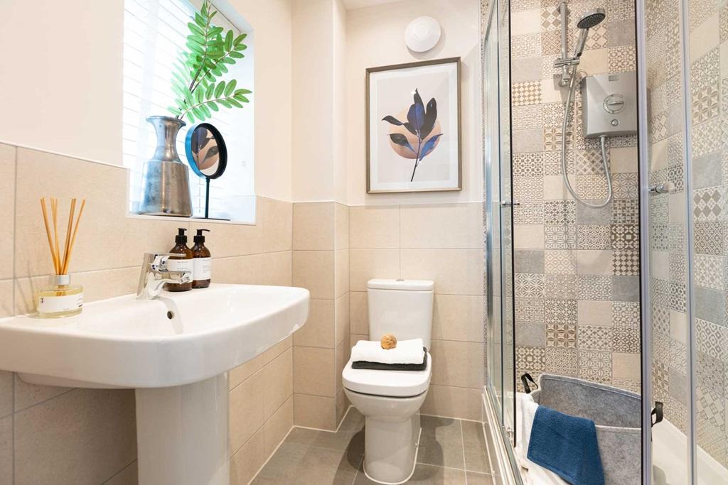 Modern en-suite shower room