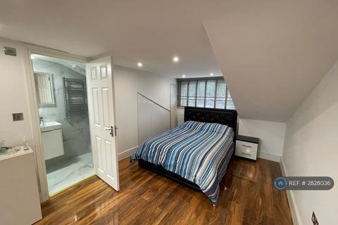 1 bedroom in a house share to rent, Hetherington Way, Ickenham, Uxbridge, UB10