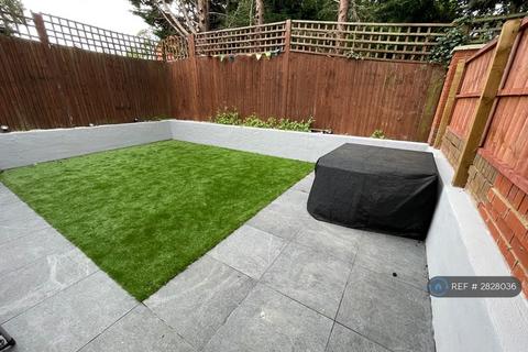 1 bedroom in a house share to rent, Hetherington Way, Ickenham, Uxbridge, UB10