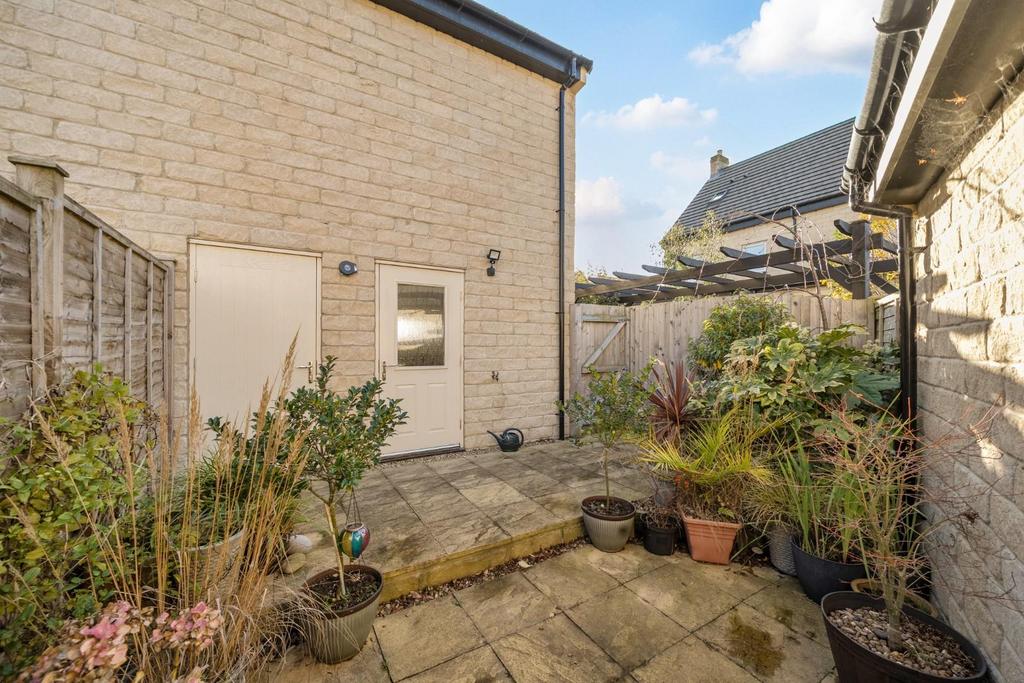Rear garden 2.jpg