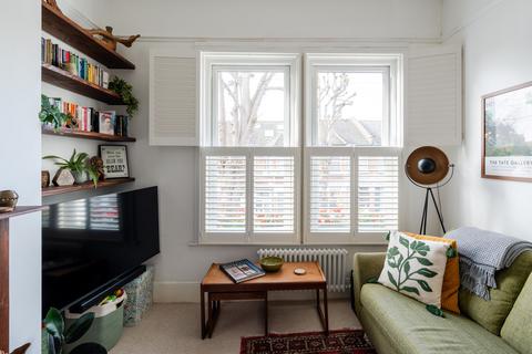 2 bedroom flat for sale, Woodville Road, London E11