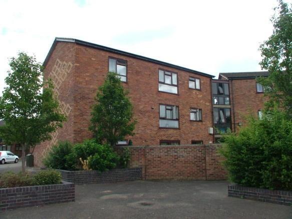 Well-maintained three-storey brick apartment bu...