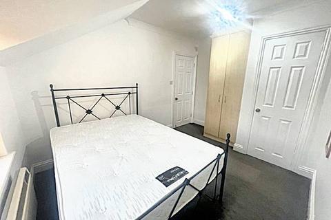2 bedroom flat to rent, Upton Park, Slough SL1