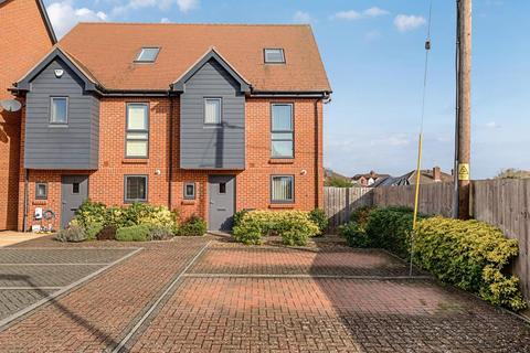 Francis Close,  Thatcham,  RG18