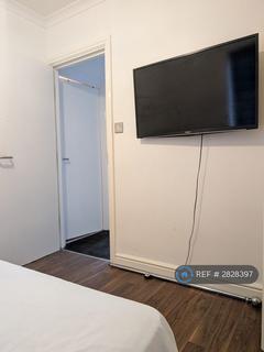 1 bedroom in a house share to rent, North Road, Chad Well Heat Romford, RM6