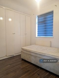 1 bedroom in a house share to rent, North Road, Chad Well Heat Romford, RM6