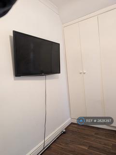 1 bedroom in a house share to rent, North Road, Chad Well Heat Romford, RM6