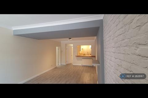 3 bedroom flat to rent, Rainham, Gillingham, ME8
