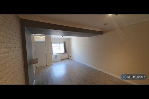 3 bedroom flat to rent, Rainham, Gillingham, ME8